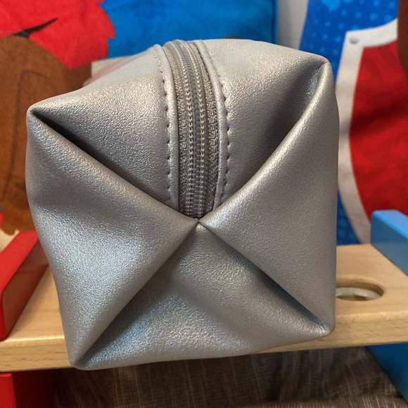 Pre ❤️ Bulgari Perfume Metallic Silver Pouch ( Emirates) - Picture 3 of 9